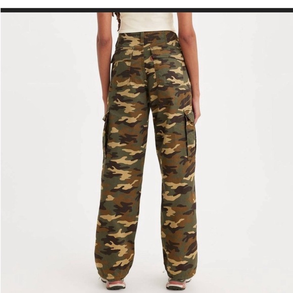 💕NWT Levi's 94” Baggy Cargo Camo Straight Leg Jeans size 28x30 - Picture 3 of 13